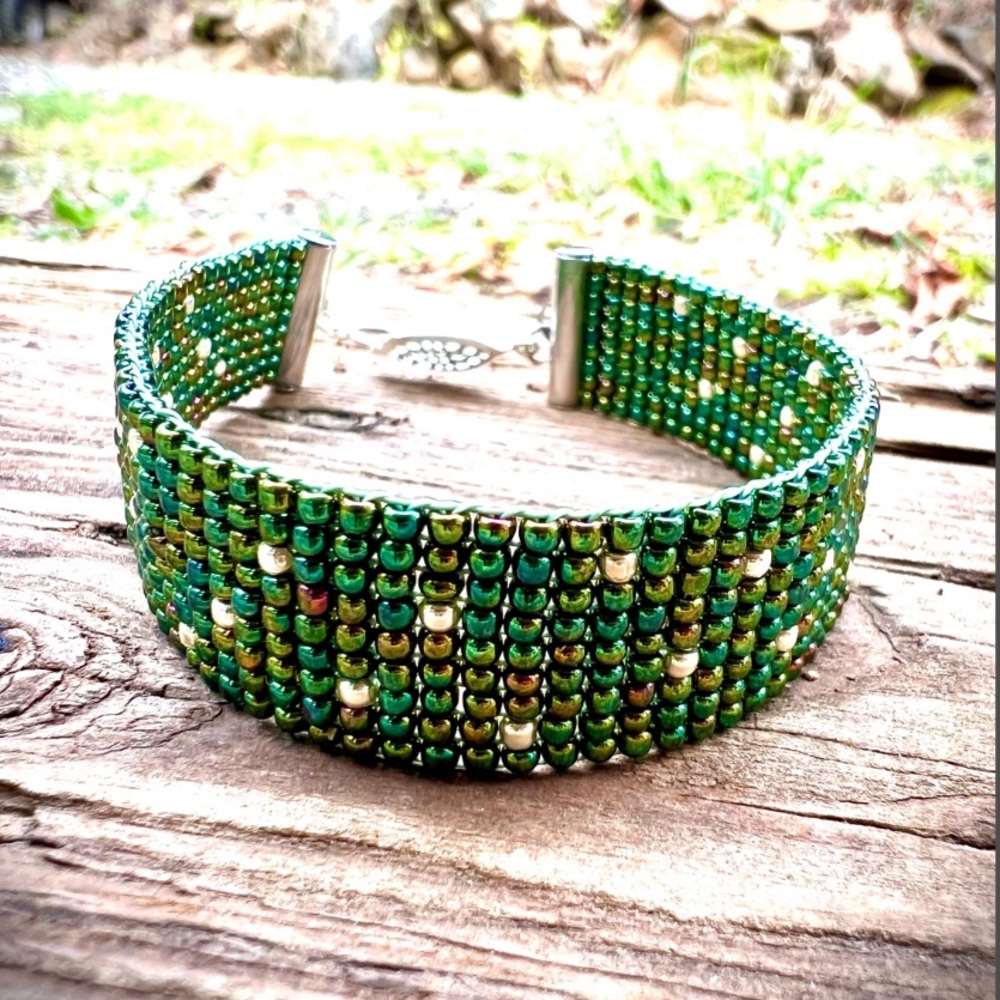Elegant Green and Silver Beaded Bracelet